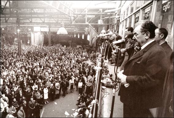 Benoît Frachon, dirigeant Jaune de la C.G.T. (célèbre organisation syndicale de la même couleur), haranguant les salariés de Renault, durant la grève de mai-juin 1968